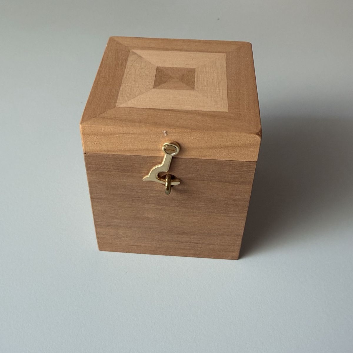 Holzartikel: Holzhocker und Holzschachtel – Gebraucht aus Küsnacht ZH von molare 4