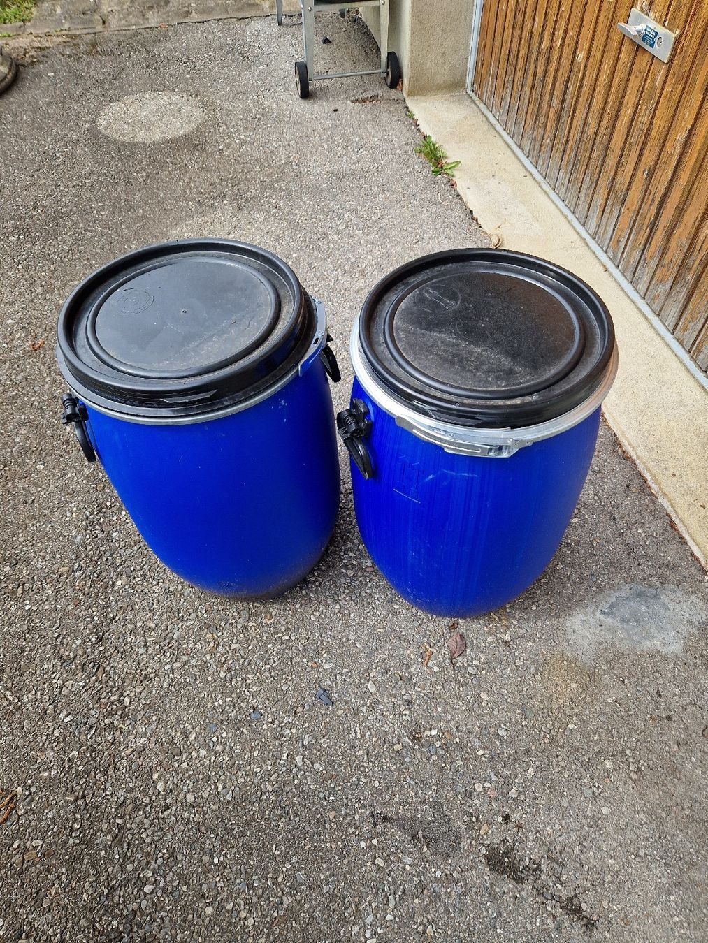 Humidifier & Arroser: 2 blaue Kunststoff Fässer – D'occasion à Bühler par Bluana