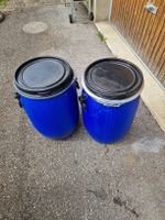 2 blaue Kunststoff Fässer