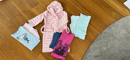 Kleiderpaket 122/128 Mädchen Pyjamas Bademantel