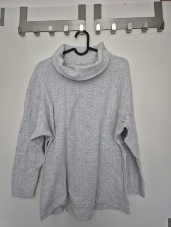Grauer Rollkragenpullover