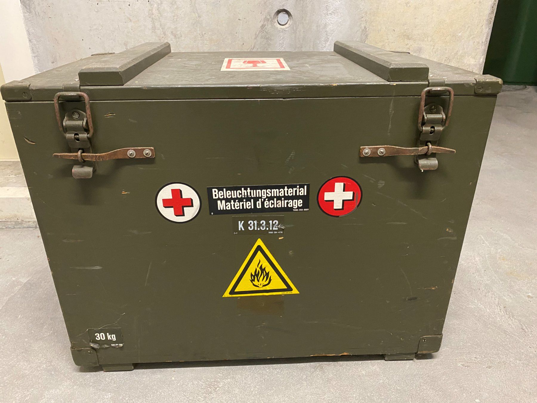 Armée suisse Lampes: Beleuchtungsmaterial K 31.3.12 der Schweizer Armee – Neuf avec emballage d'origine à Lyss par rit_2q7f