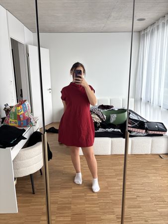 Rotes ärmelloses Kleid