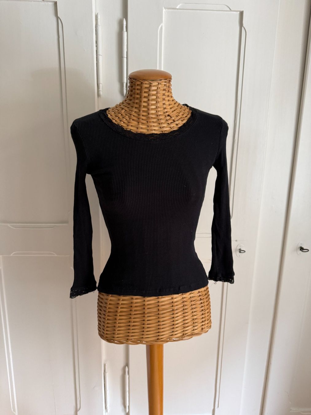 T-shirt: FISHBONE - Langarmshirt schwarz m. Spitze XS – Usato da Zürich venduto da Diazaio
