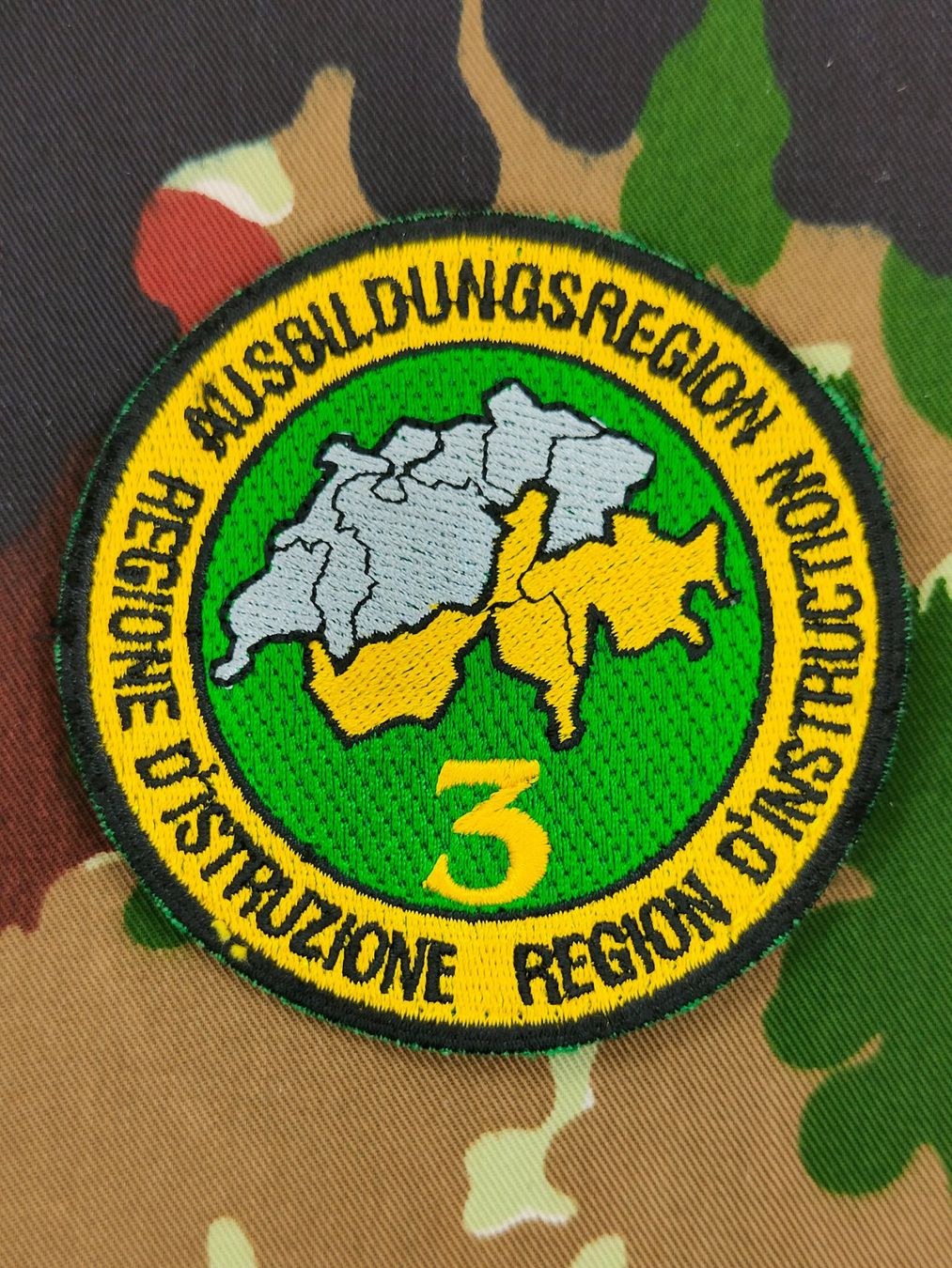 Schweizer Armee Uniformi: Verbandsabzeichen Ausbildungsregion 3 – Usato da Bauma venduto da SwissMilitaria