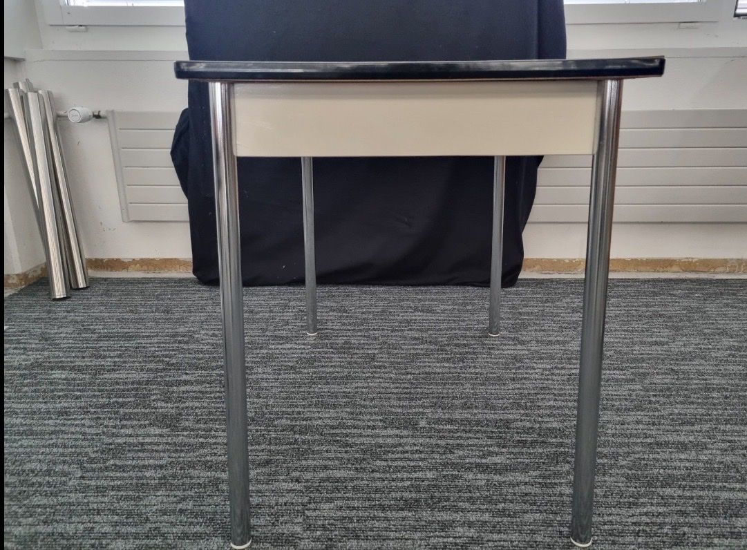 Tavoli: Kelco Tisch mit Schublade grau 1950er. plus 2 Hocker – Usato da Uzwil venduto da wahsaga 2