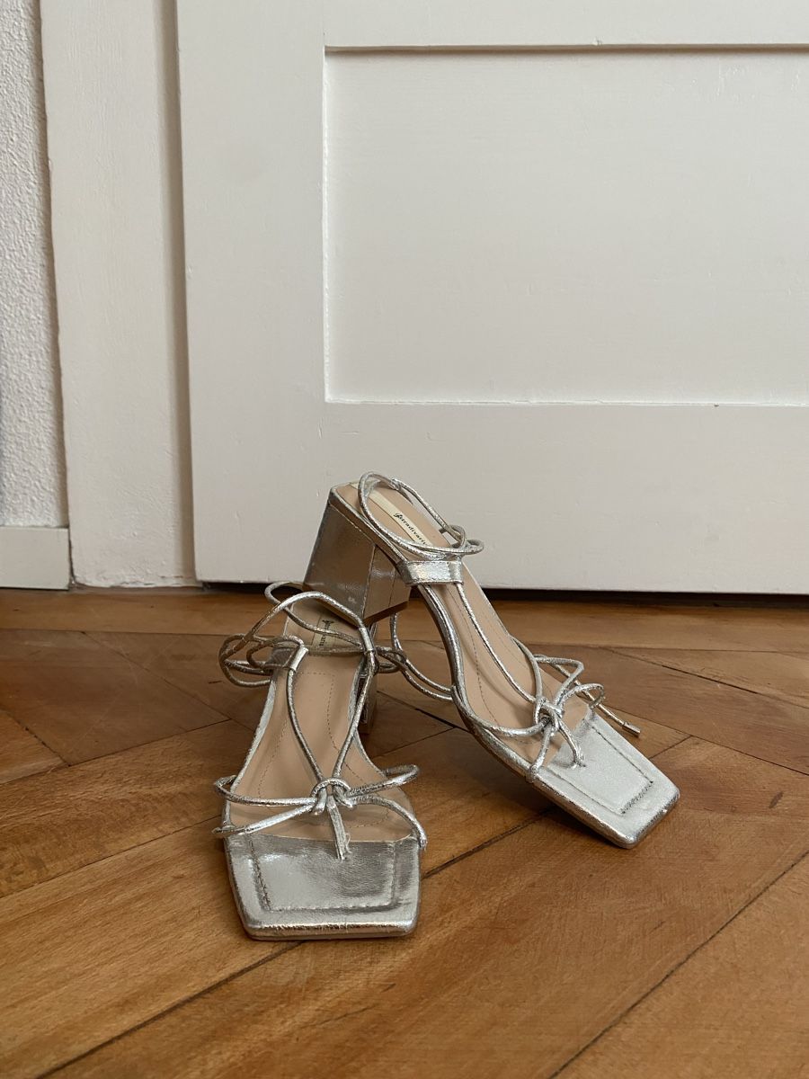 Stradivarius Damenschuhe: Stradivarius silver heels - worn once! – Neu (gemäss Beschreibung) aus Zürich von sadden