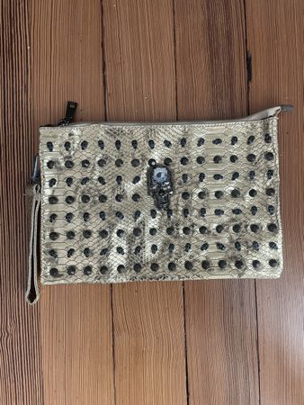 Clutch Tasche mit Totenkopf und Nieten gold