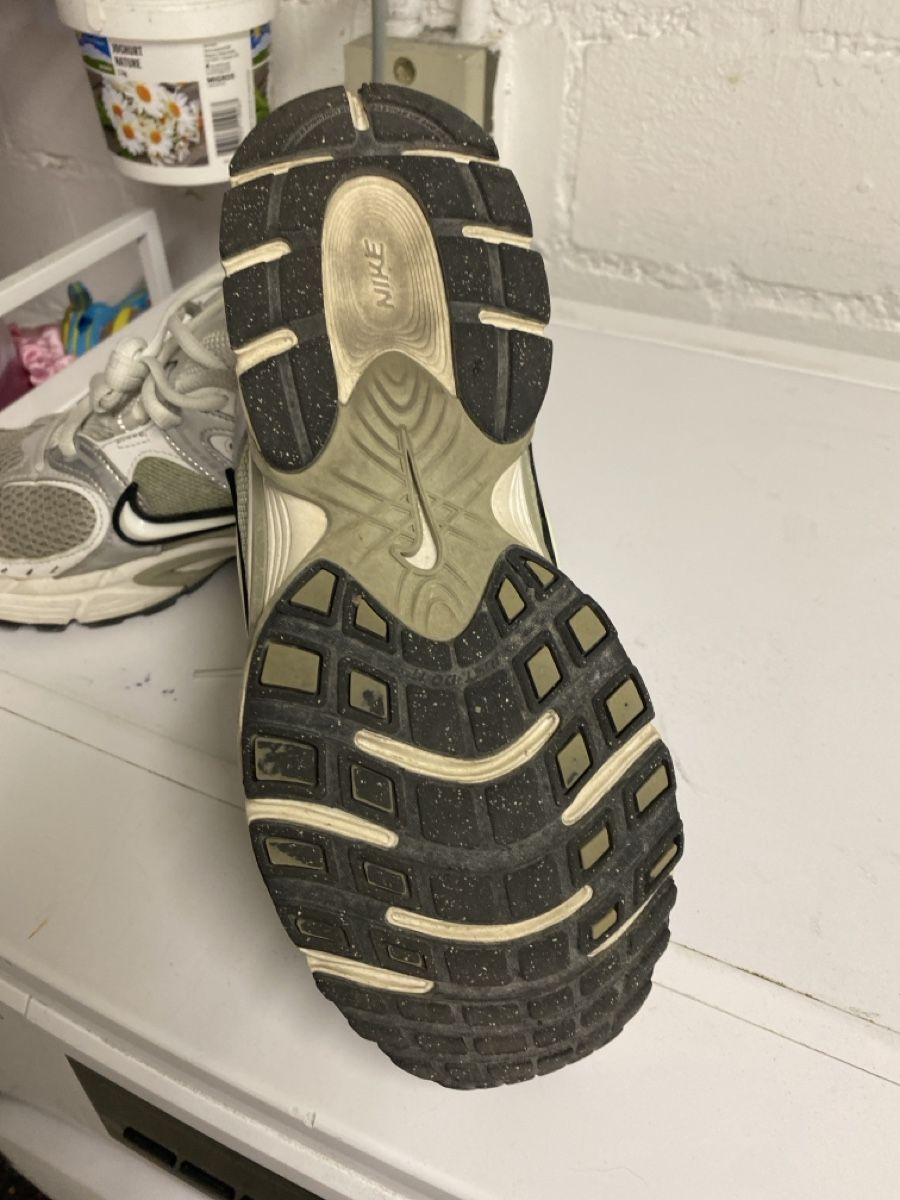Nike Herrenschuhe: Nike V5 RNR Sneaker silbern Grösse 39, gebraucht – Gebraucht aus Gerlikon von citytiger 2
