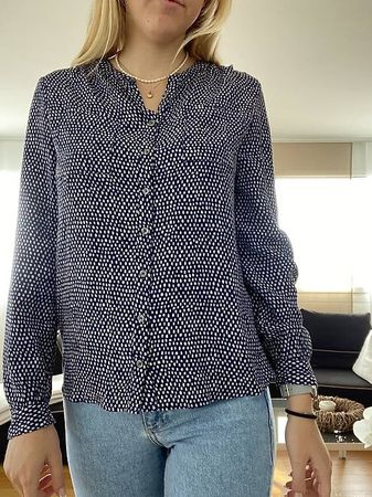 Blaue Bluse mit weissen Tupfen