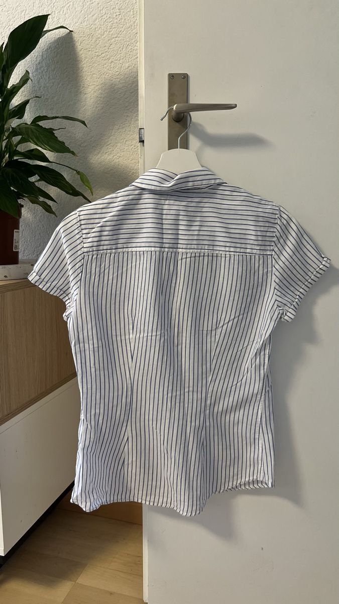 H&M Blusen: Gestreiftes Sommerhemd von H&M, Größe 34 – Gebraucht aus Bern von PrettyLittleWindow 1
