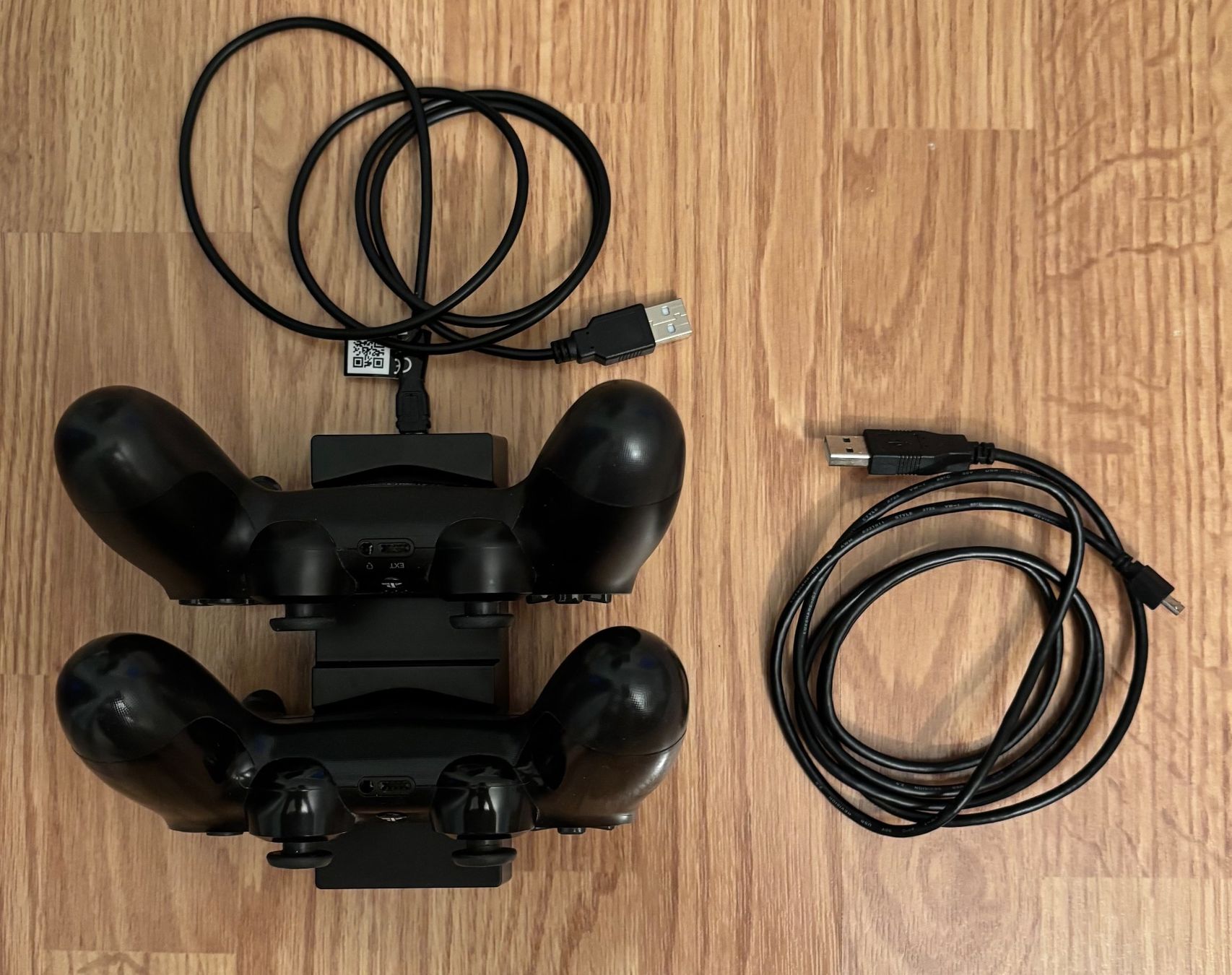 Sony Controller: 2x PlayStation 4 (PS4) Controller mit SpeedLink Ladestation – Defekt aus Suhr von twt_gb7n