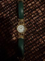 Initial Damen Armbanduhr Goldfarben Grüne Band Gebraucht