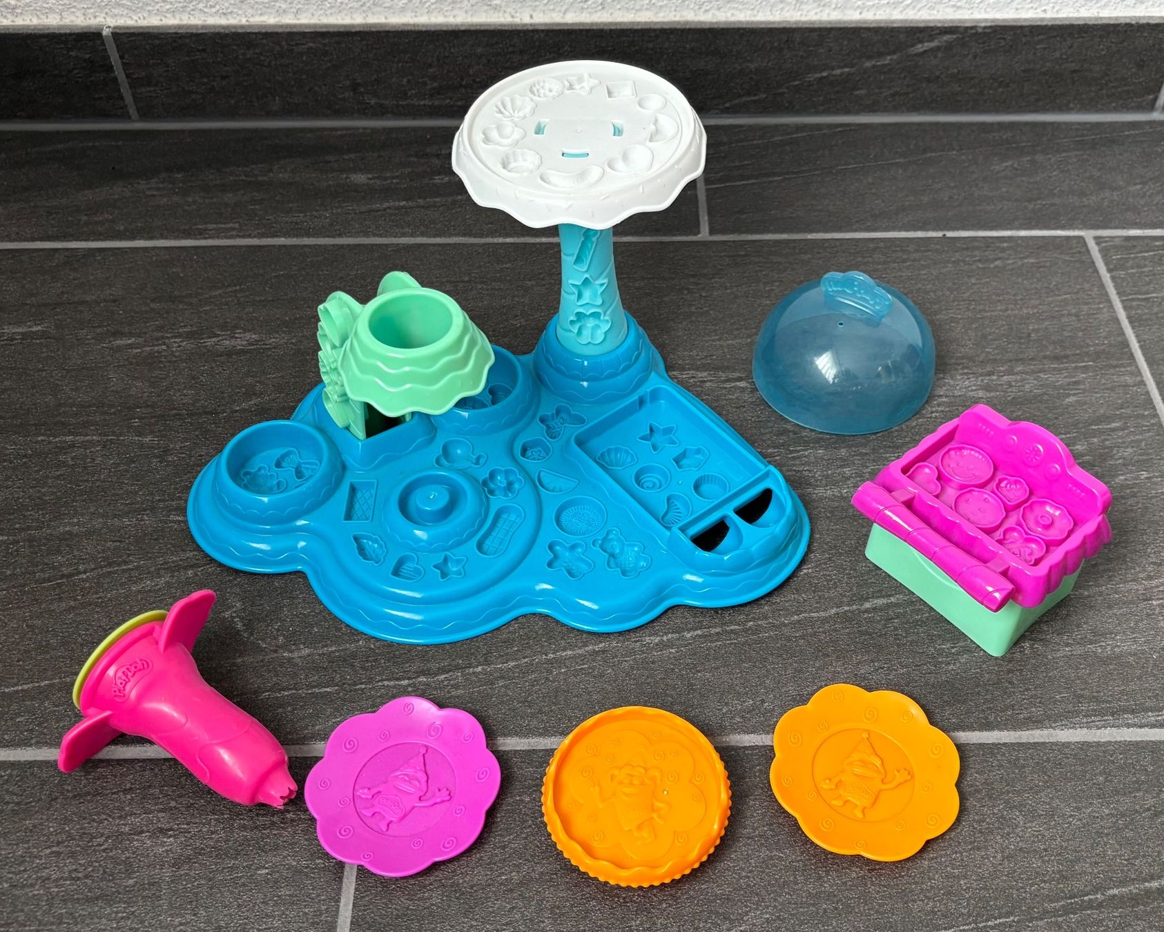 Play-Doh Giocattoli: Play-Doh Set's mit viel Knetzubehör – Usato da Rümlang venduto da Loca21 1