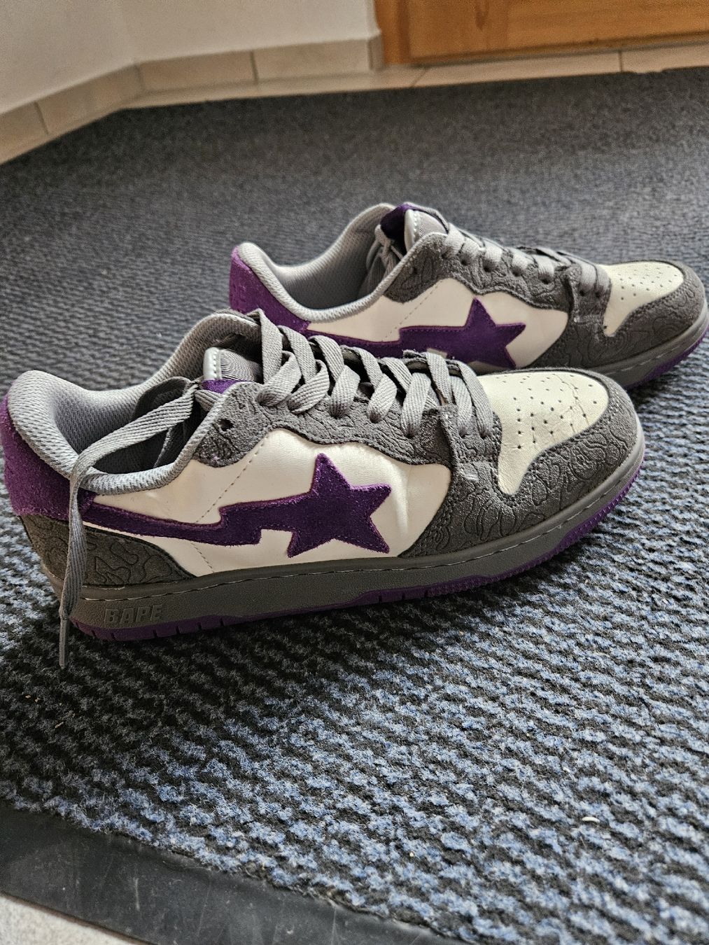 Herrenschuhe: Sneakers Grau Lila Gr39 – Gebraucht aus Masein von Aslechichi 1