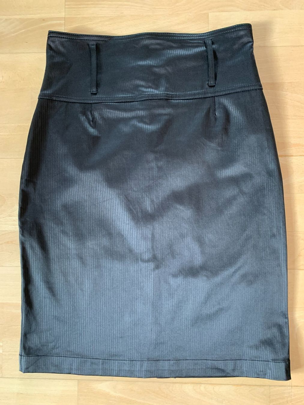 Sisley Röcke: SISLEY Damen Rock, ca. Gr. 38, Schwarz/Glanz – Gebraucht aus Worb von farben20zauber