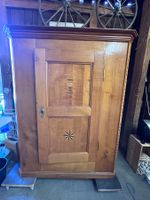 Schrank Kirschbaum Furnier Inlay Stern guter Zustand