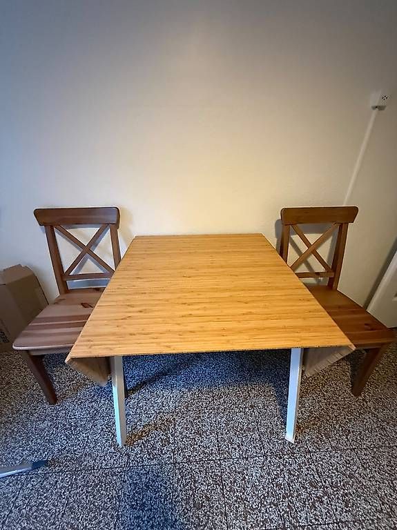 Tischset: Table pliable 4 personnes avec deux chaises  – Gebraucht aus Genève von aur_7d9r