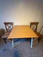 Table pliable 4 personnes avec deux chaises 