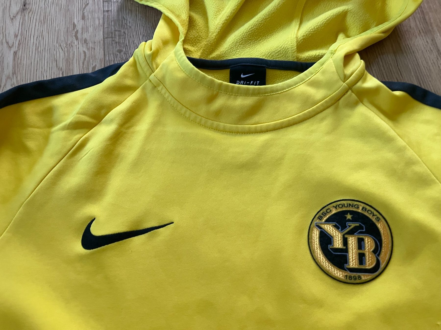 Nike Maglioni & Felpe: Nike Kapuzenpullover BSC Young Boys - S – Usato da Utzenstorf venduto da plus01 1