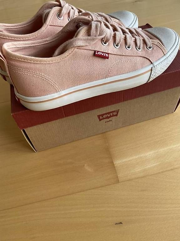 Scarpe da donna: VD baskets Levis taille 39 – Usato da Montreux venduto da HMA3