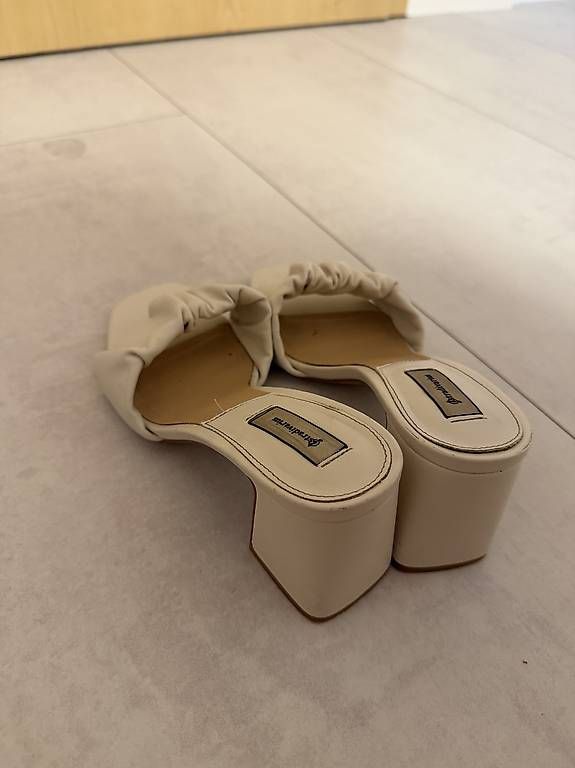 Damenschuhe: Beige Sandalen mit Blockabsatz – Gebraucht aus Rorschach von Tara234 2