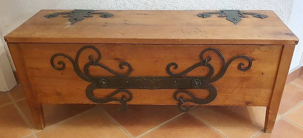 Cassapanche: Coffre en bois avec des décorations en fer forgé – Usato da Saint-Gingolph venduto da Olamitsi