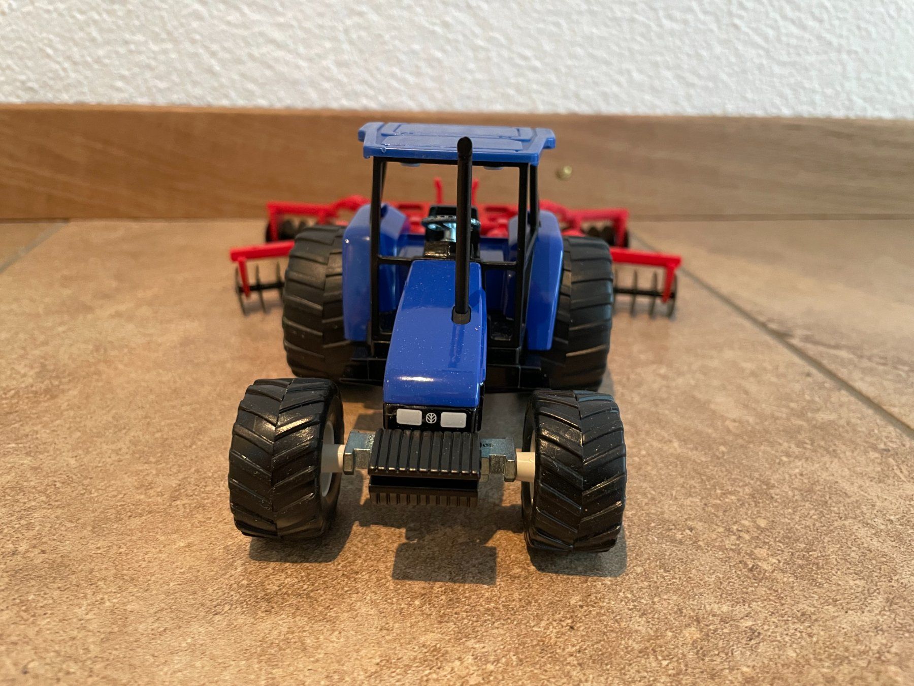New Holland Trattori: SIKU New Holland 5635 mit Scheibenegge – Nuovo e nell'imballaggio originale da Kreuzlingen venduto da Stefan1150 1