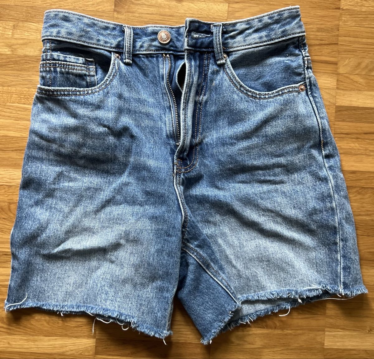 Stradivarius Jeans: Stradivarius Jeans Shorts – Neu (gemäss Beschreibung) aus Weiach von deb_7zrg