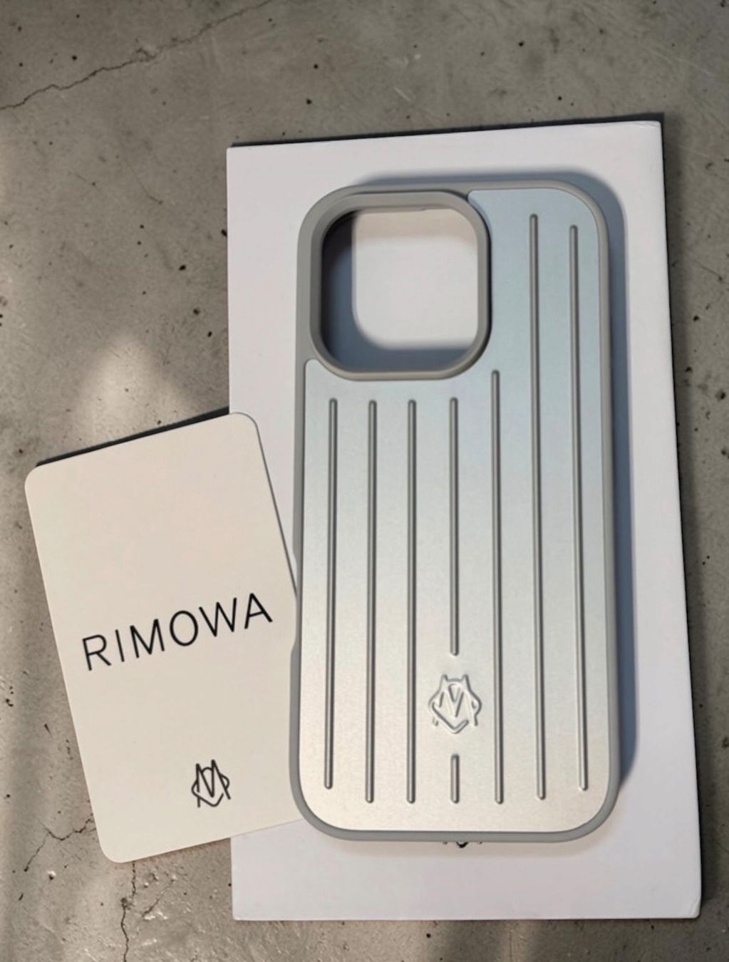 Apple Coques & Protection écran: IPhone 16Pro Max Rimowa Case – D'occasion à Campocologno par fsc.7wcp