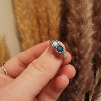 Fingerring mit blauem und weissem Stein aus silber