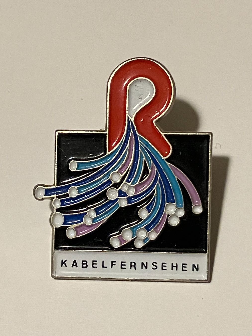 Placchette & Badge: Pin Kabelfernsehen – Usato da Basel venduto da djwwpp