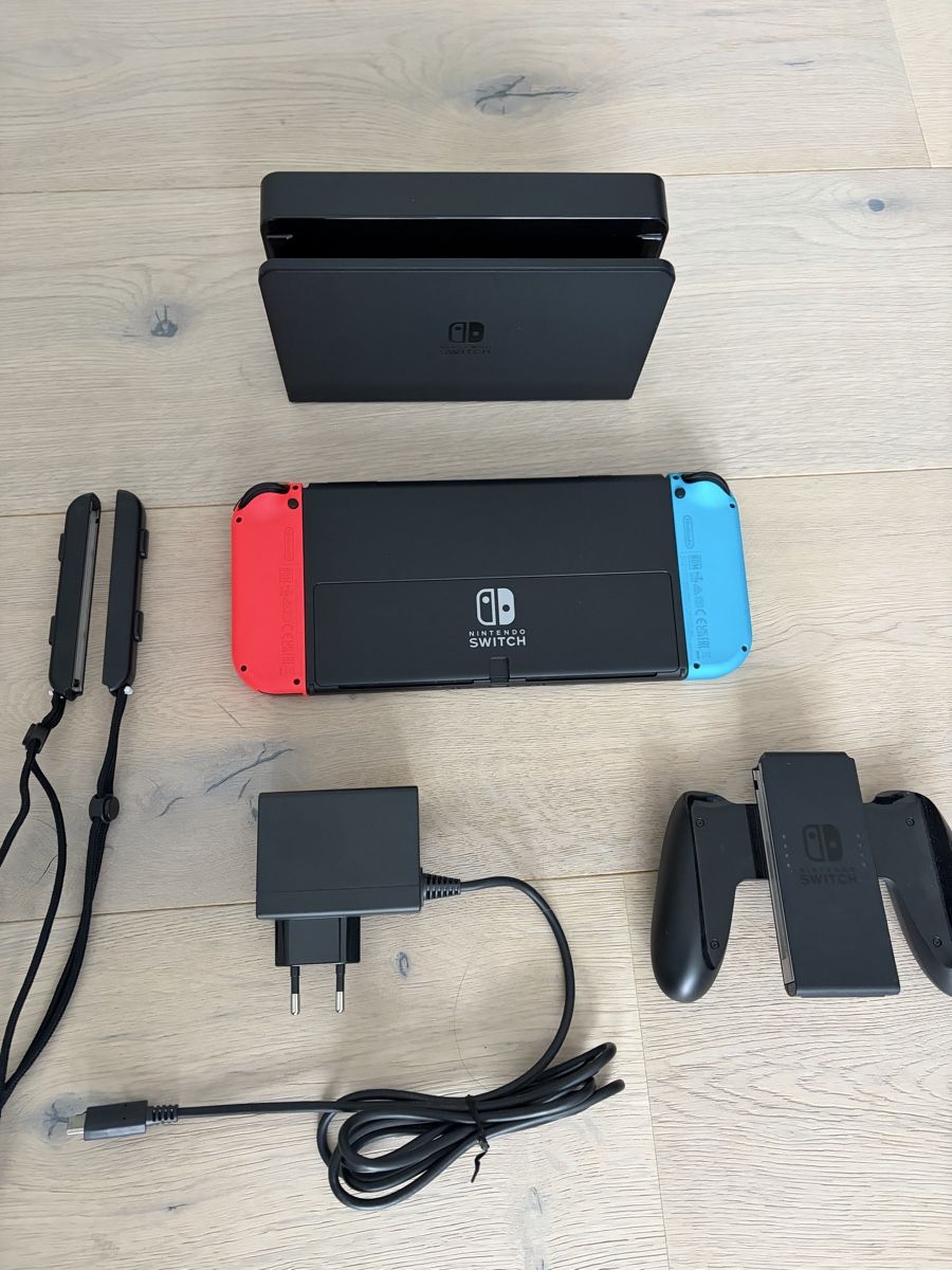 Nintendo Console: Nintendo Switch 1 OLED Set - Neuwertig – Nuovo (secondo la descrizione) da Brüttisellen venduto da Molemo 2