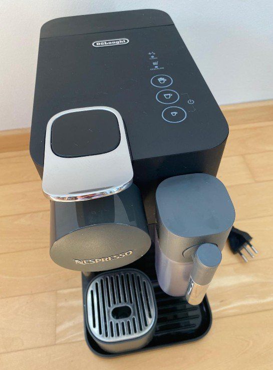 De'Longhi Kaffeemaschinen & Espressomaschinen: Nespresso - Lattissima One Shadow Black – Gebraucht aus Winterthur von Hos59 2