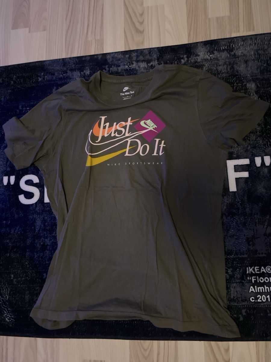 Nike T-shirt: Nike Shirt zu verkaufen !! – Usato da Kollbrunn venduto da Gibli