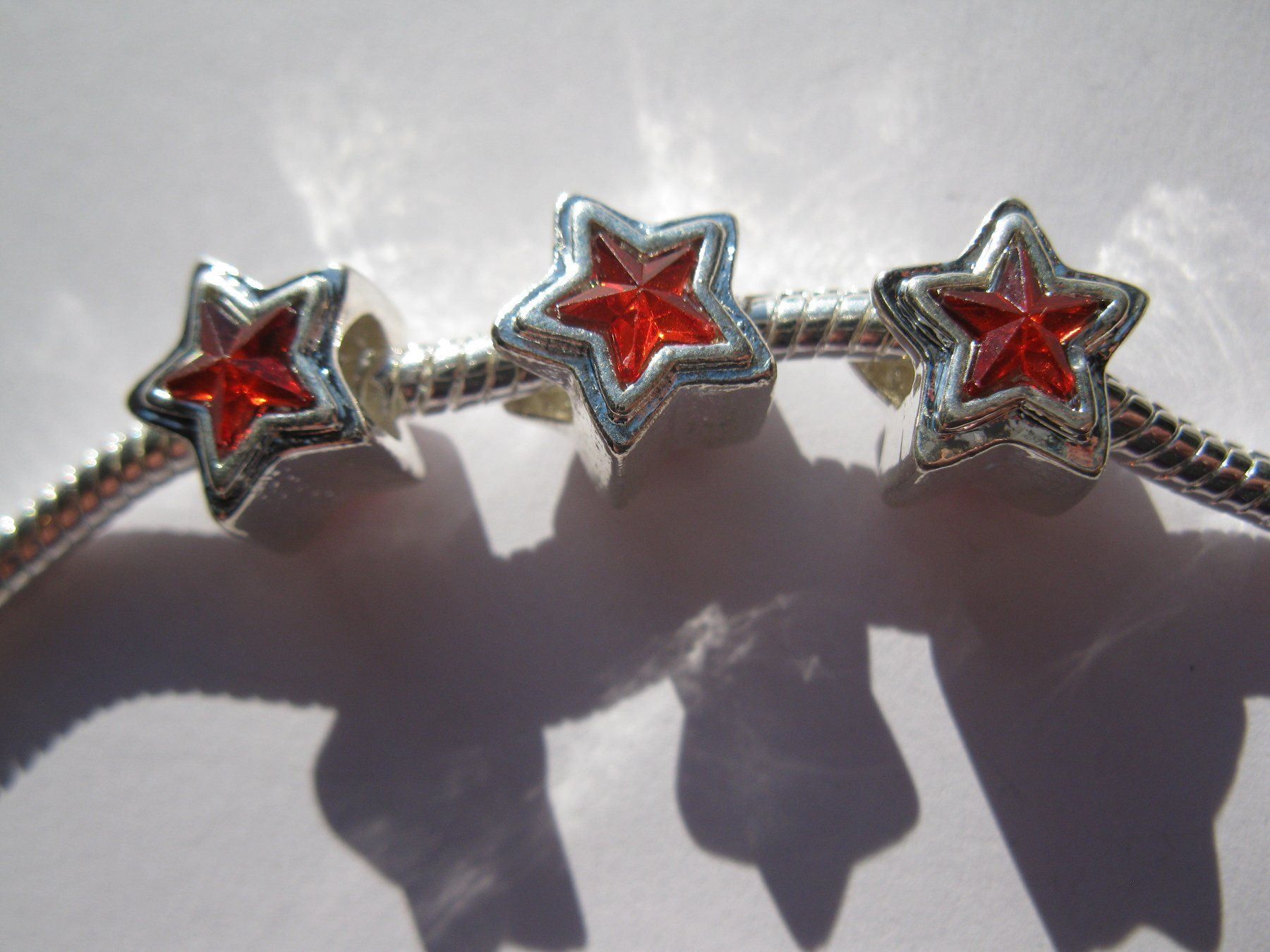 Perle (finte): 2 Grosslochperlen, Beads versilbert Stern rot – Nuovo e nell'imballaggio originale da St. Margarethen TG venduto da LuanaKa 1
