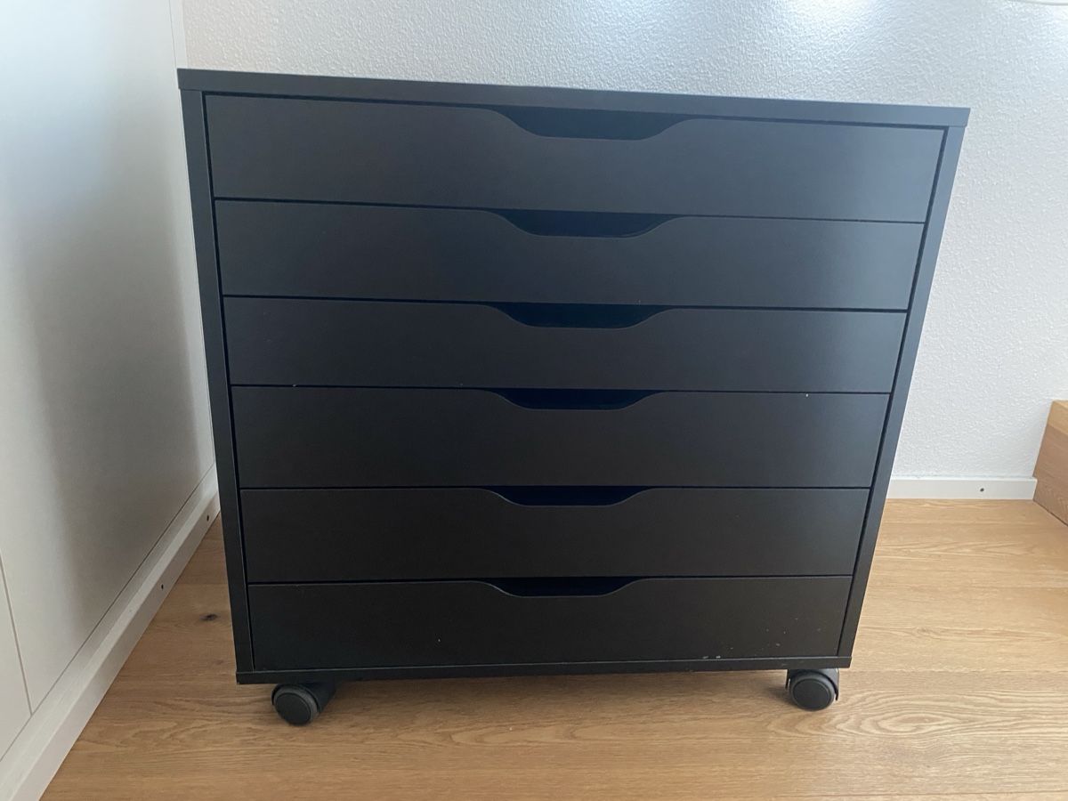 Eléments de bureau: Schwarzer Korpus mit Schubladen und Rollen – D'occasion à Brittnau par Binks