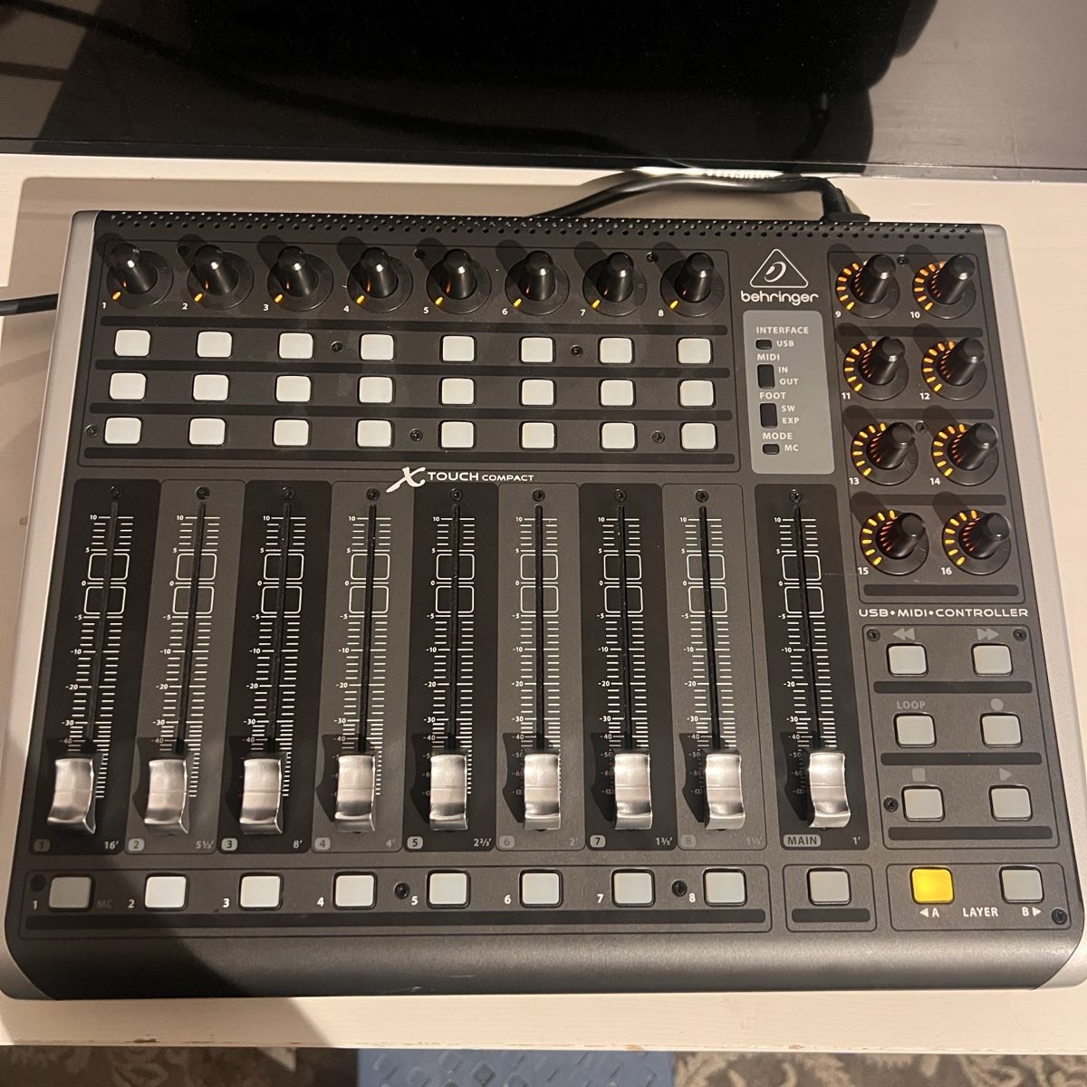 Behringer Console di mixaggio: Behringer X-Touch Compact USB/MIDI Controller - Studio – Usato da Unterkulm venduto da Sita013