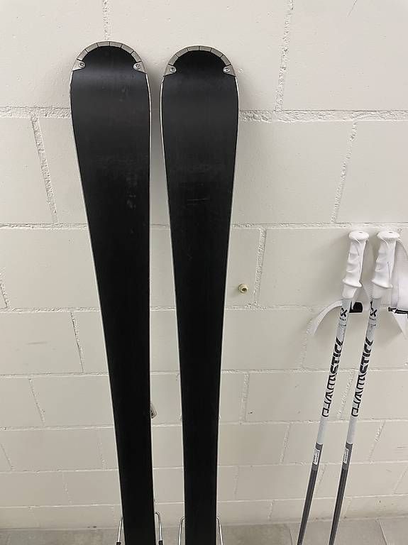 Atomic Sci: Atomic Carving Ski 148 cm + Skistöcke gratis – Usato da Oberburg venduto da alicia12345 4