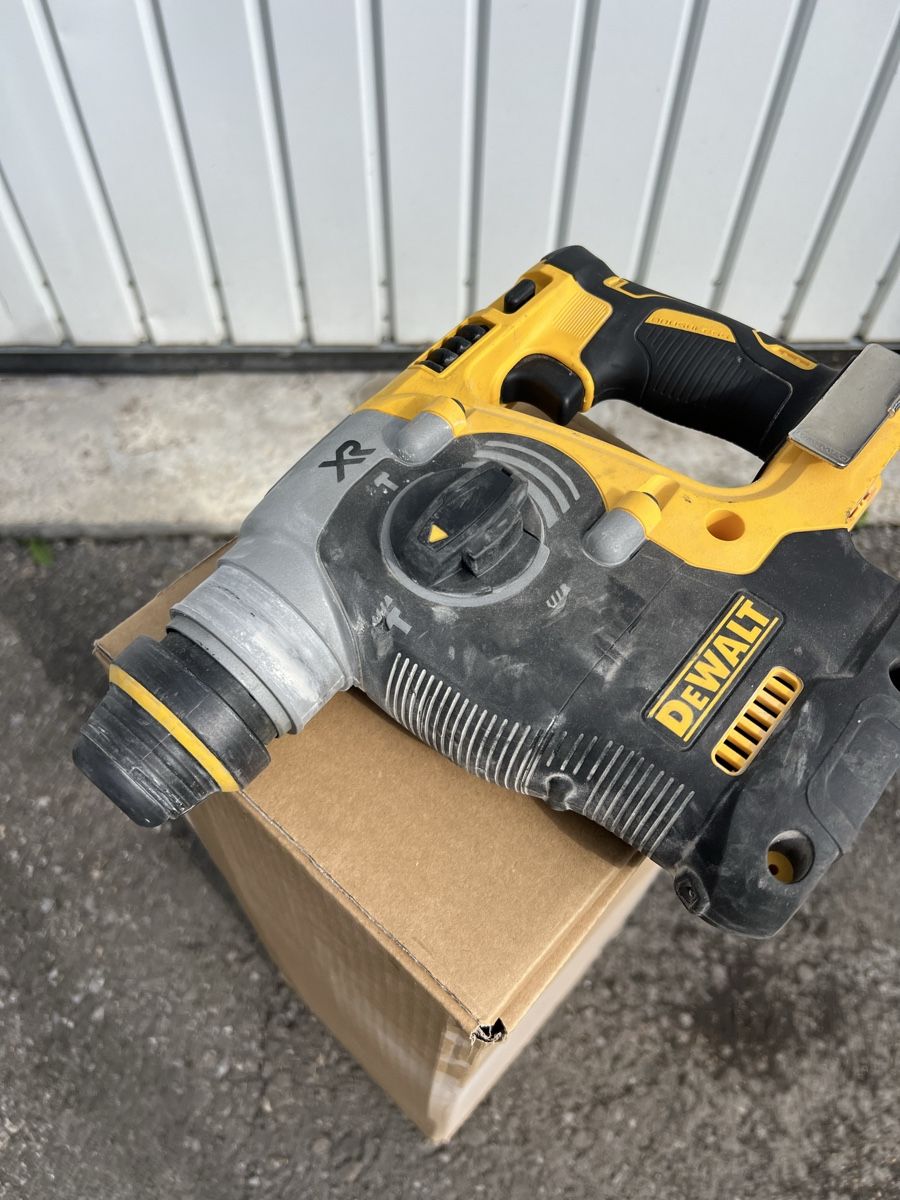 Dewalt Trapani: DeWalt XR Akku-Bohrhammer – Difettoso da Thun venduto da Biaggi1 1