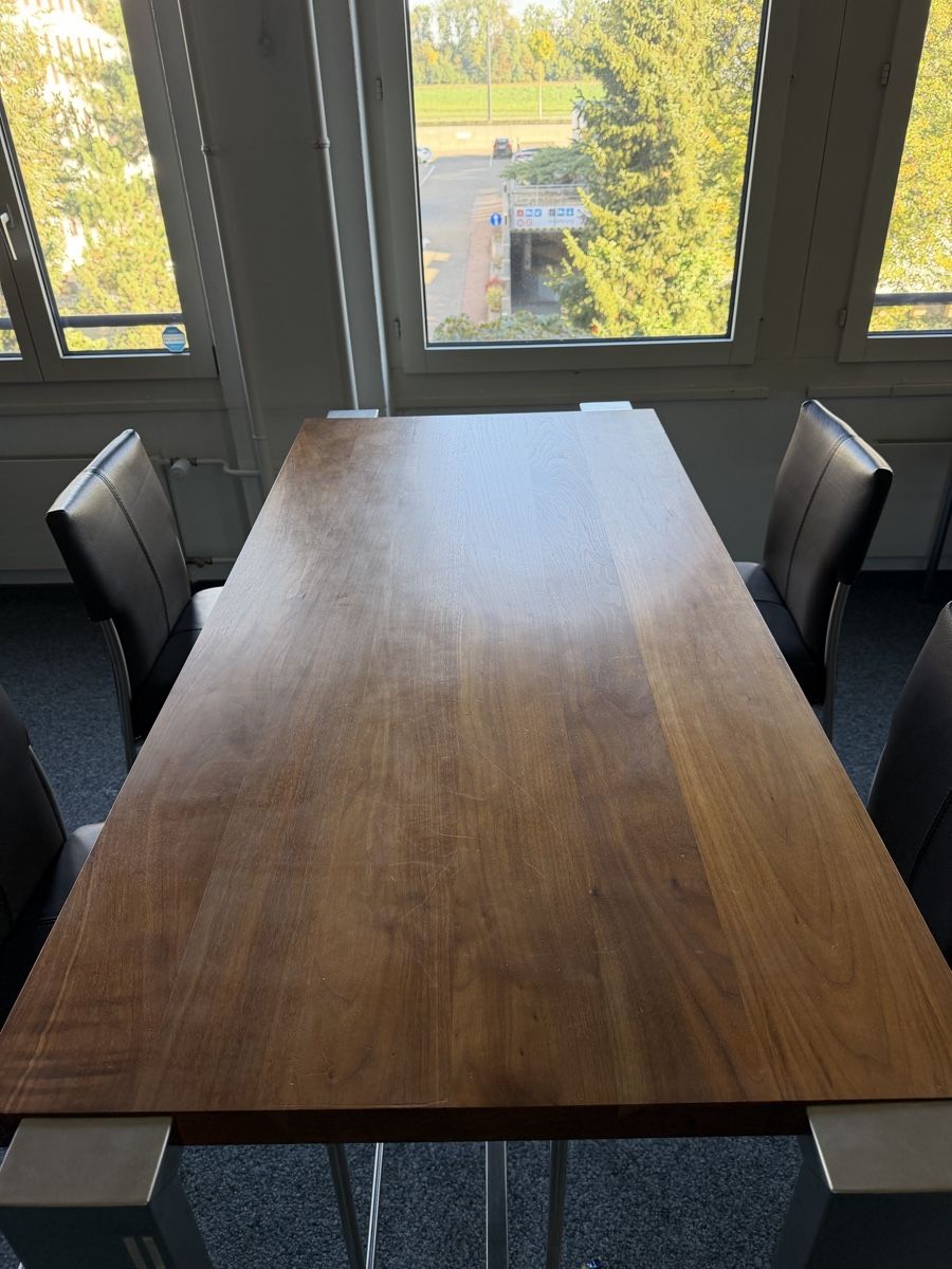 Allestimento di negozi e stand fieristici: Bert Plantagie Stehtisch mit 4 Elements Barhockern gebrauch – Usato da Nänikon venduto da MircoPellegrino 3