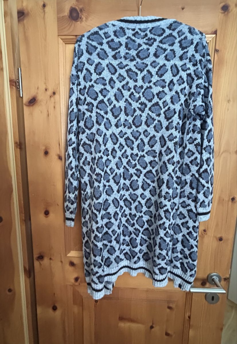 Giacche: Graublauer Cardigan mit Leo-Muster – Usato da Celerina venduto da Heli87 1