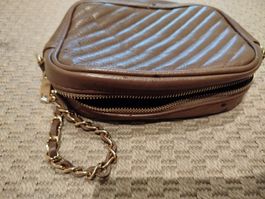 Trendige Umhängetasche in Braun aus Leder mit Goldkette