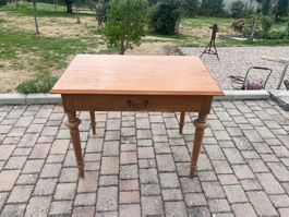 Table en pin avec tiroir, ancienne, bon état