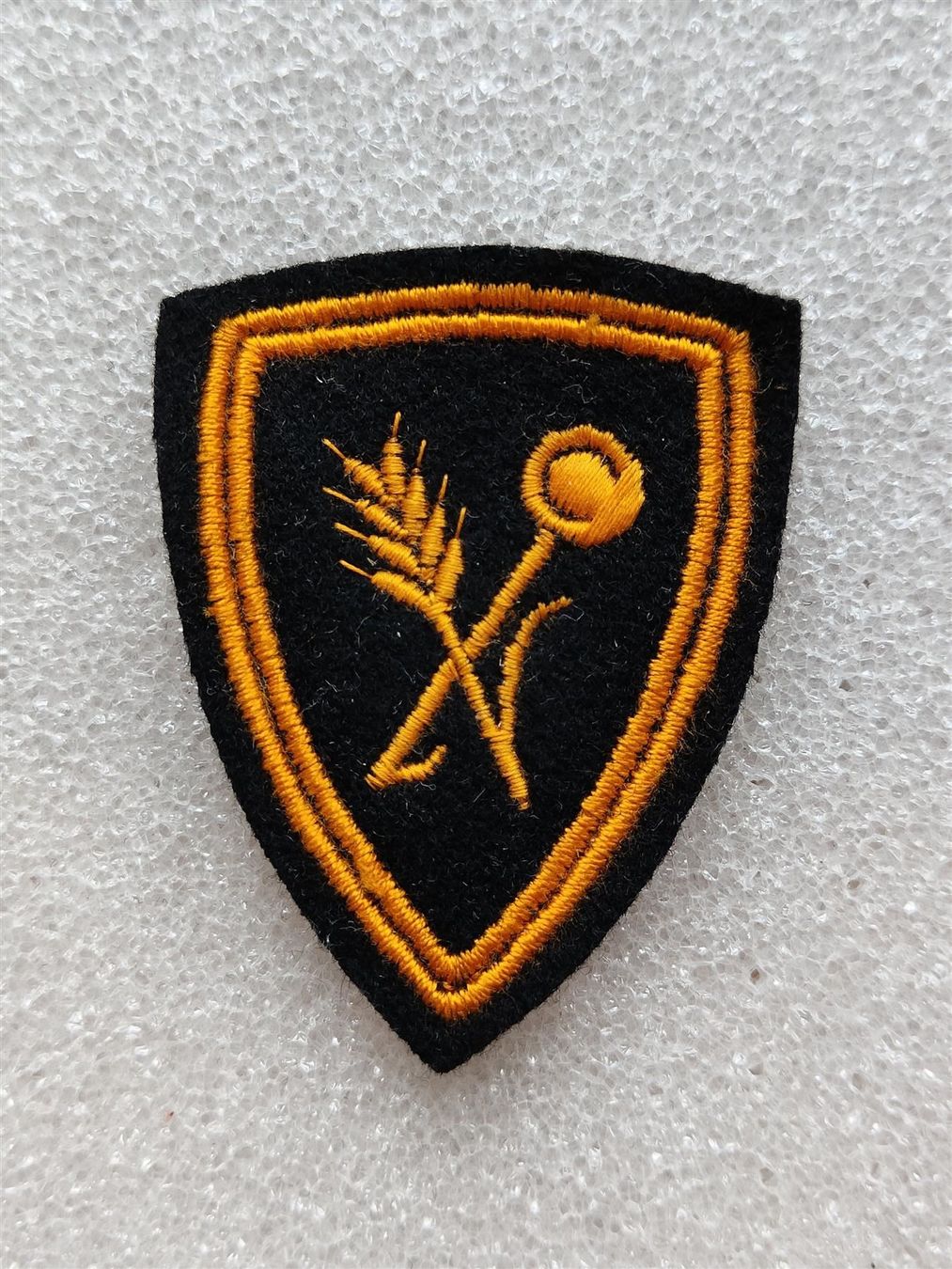 Schweizer Armee Plaketten & Abzeichen: Funktionsabzeichen Küchenchef 1968 Variante 1 – Gebraucht aus Bauma von SwissMilitaria