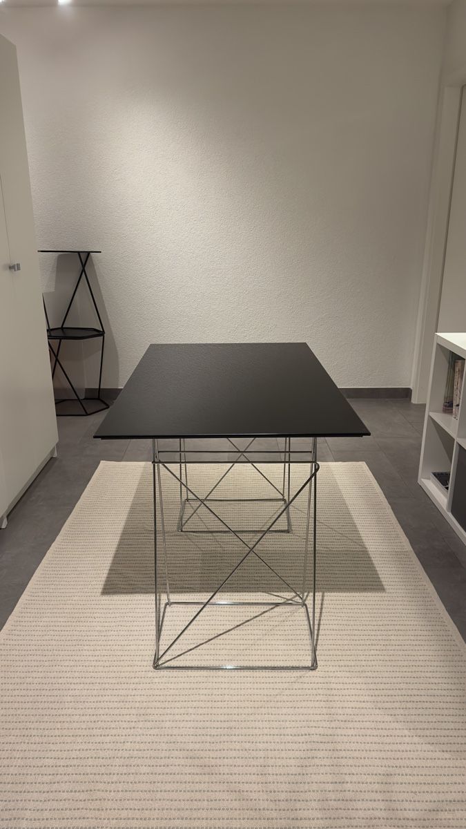 Scrivanie: Modern Black Glass Table with Metal Frame – Nuovo (secondo la descrizione) da Epalinges venduto da amr_nv7b 1