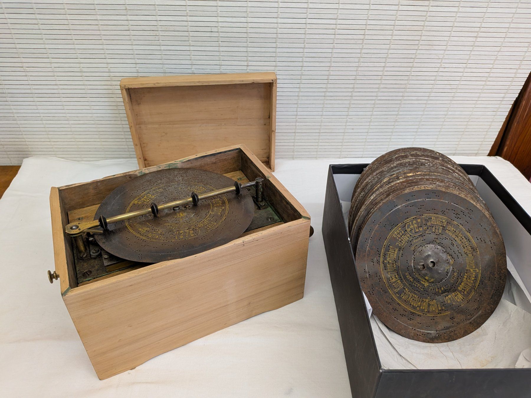 Symphonion Carillon: Antikes Symphonion oder Polyphon, Lochplattenspieler – Usato da Emmen venduto da Brockofsky