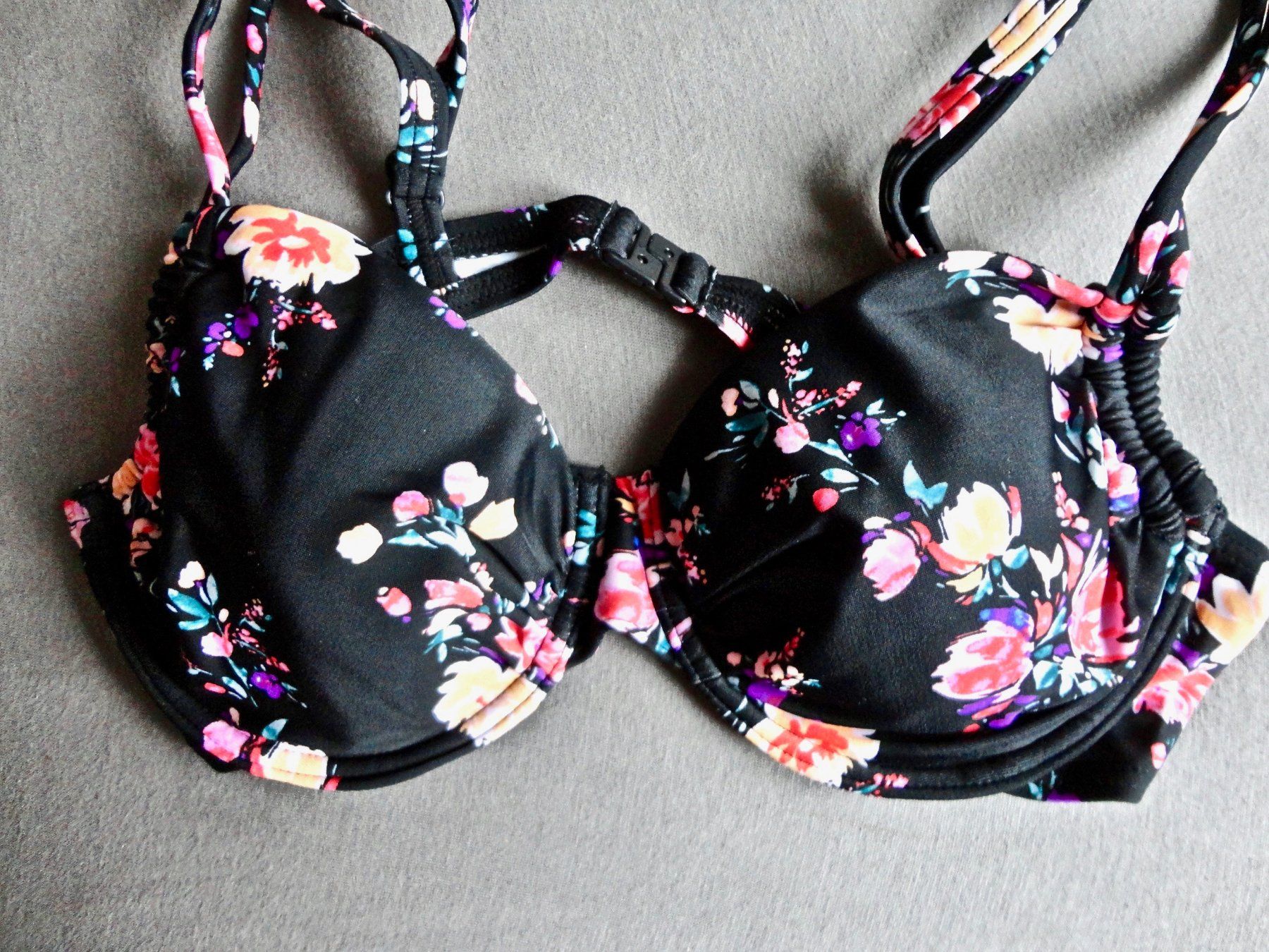 Badekleider & Bikinis: Jette Bügel-Bikini Top, Schwarz Cup B 36 – Neu und originalverpackt aus Dottikon von Facehugger2012 3