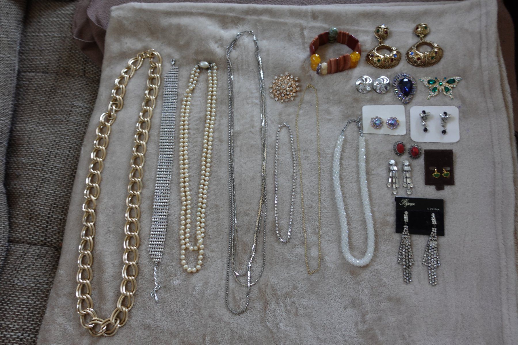 Altri gioielli: 1 schönes 27 teiliges Modeschmuck Set – Usato da rorschach venduto da Babsi64