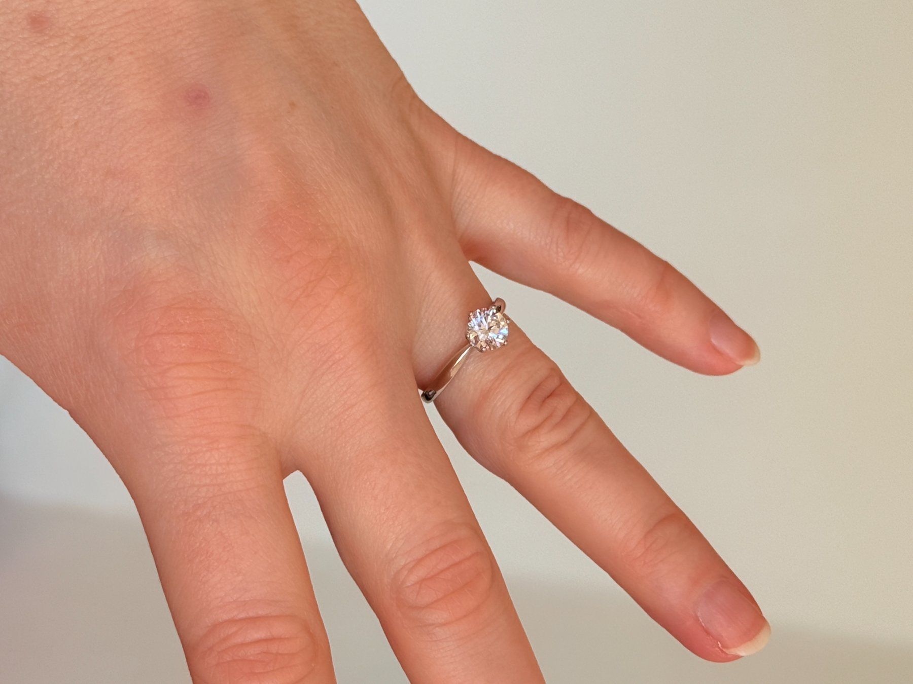 Anelli: 6,5MM 1CT WHITE COLOUR D Moissanite ring with Certificate – Nuovo e nell'imballaggio originale da Genève venduto da AGBERG 9